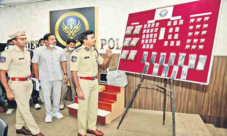 డ్రగ్స్‌ నెట్‌వర్క్‌లో 14 మంది టెకీలు