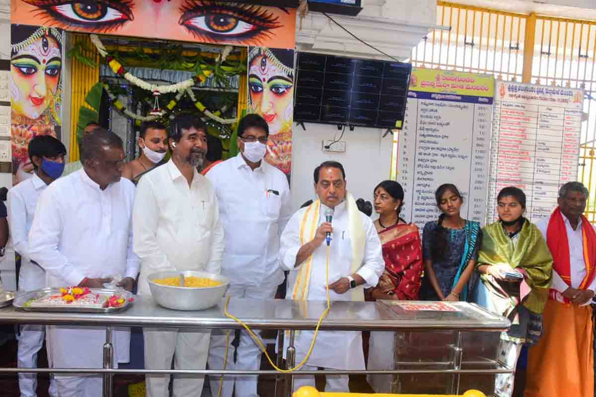 దుర్గామాత ఆలయంలో  మంత్రి ఇంద్రకరణ్ రెడ్డి  పూజలు