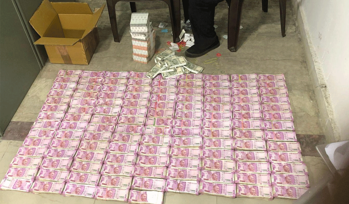 IT Raids : మాజీ ఐపీఎస్ అధికారి ఇంట్లో 600 లాకర్లు.. మూడు రోజులుగా ఐటీ రైడ్స్‌