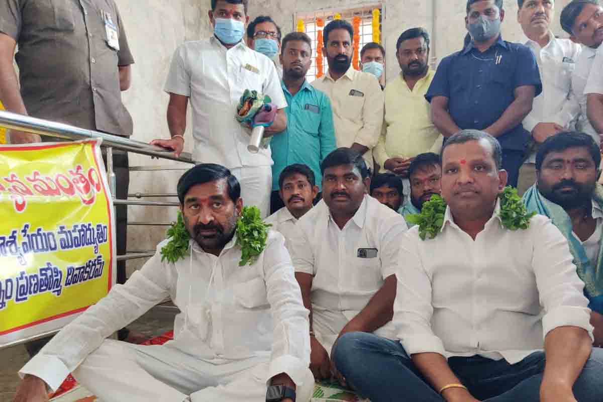 సూర్య దేవాలయంలో మంత్రి, ఎమ్మెల్యే ప్రత్యేక  పూజలు