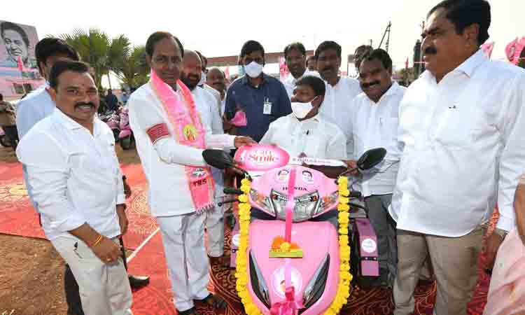 105 మంది దివ్యాంగుల‌కు కోటీ 5 ల‌క్ష‌ల విలువైన ట్రై స్కూట‌ర్ల‌ను పంపిణీ చేసిన సీఎం