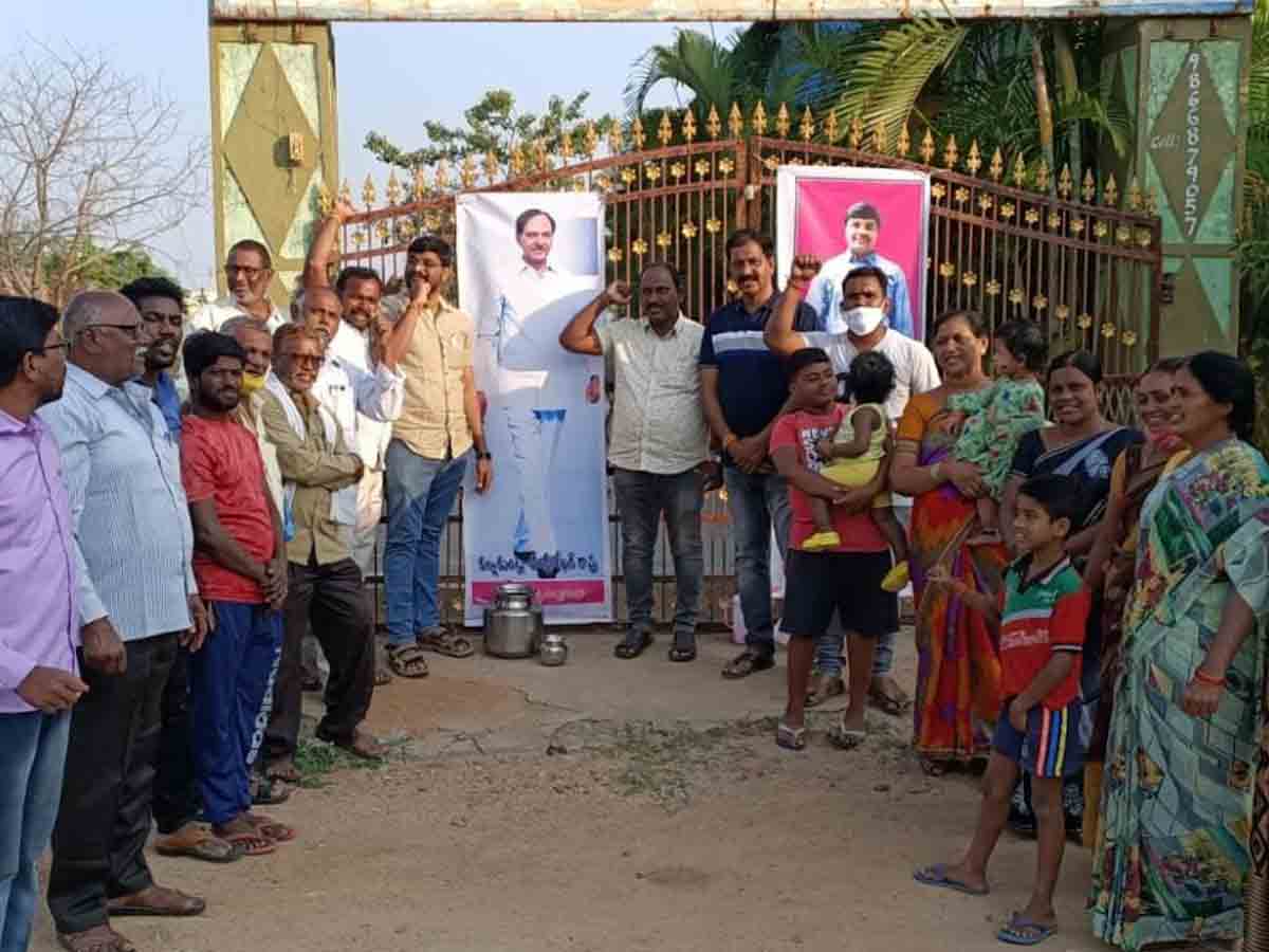 సీఎం కేసీఆర్‌ చిత్రపటానికి పాలాభిషేకం