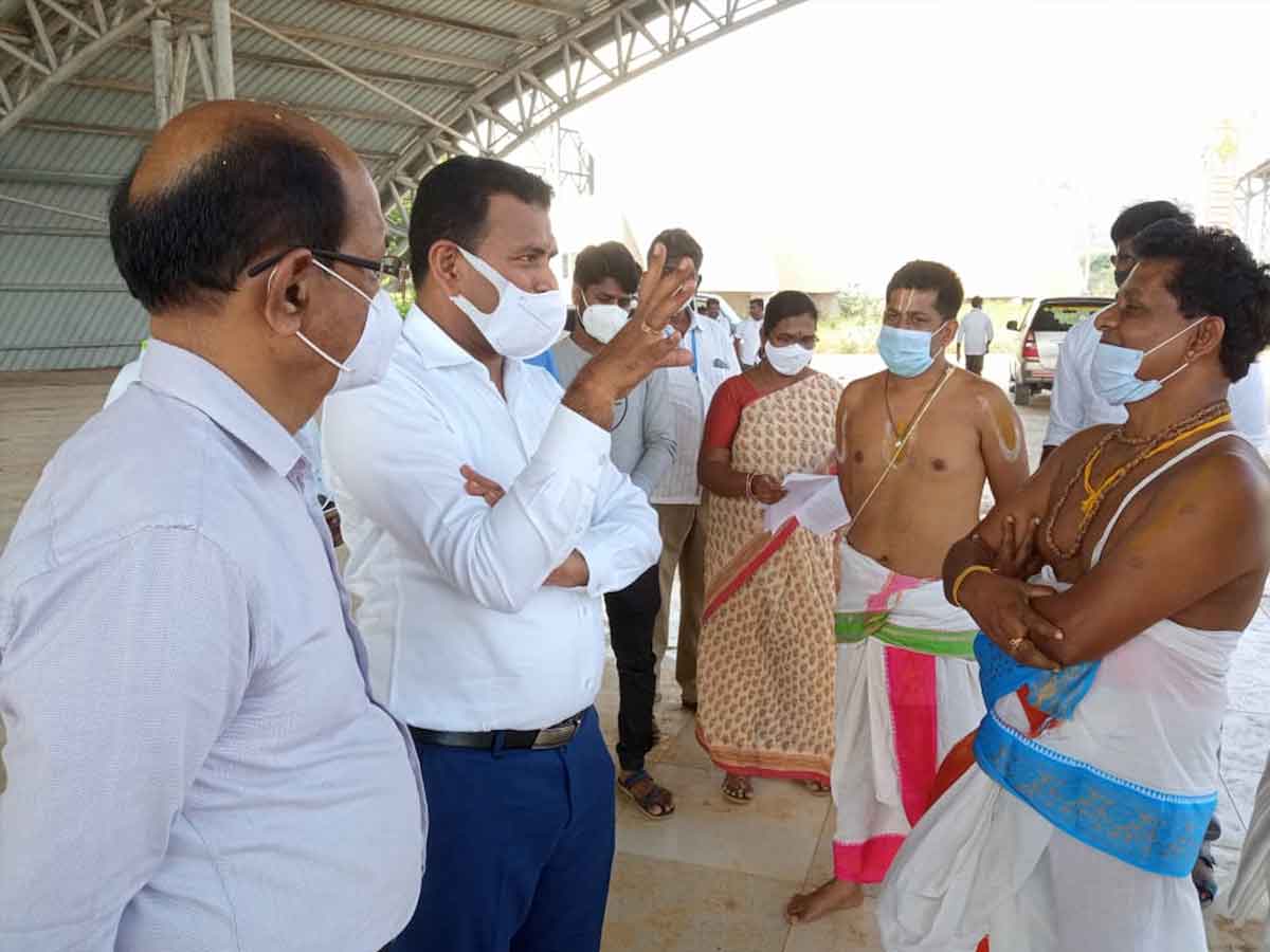 పెండింగ్‌ ప‌నుల‌ను త్వ‌ర‌గా పూర్తి చేయండి : టీటీడీ జెఈవో వీర‌బ్ర‌హ్మం