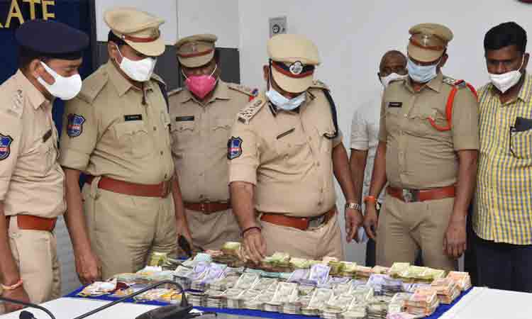 కరీంనగర్‌ ముస్లిం క్రెడిట్‌ సోసైటీ బ్యాంకు చోరీ కేసును ఛేదించిన‌ పోలీసులు.. 14 ల‌క్ష‌లు స్వాధీనం