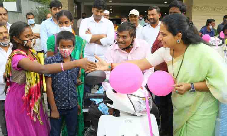 దివ్యాంగులకు ట్రై సైకిల్స్, ఎలక్ట్రిక్ వాహనాలను అందజేసిన ఎమ్మెల్సీ కవిత