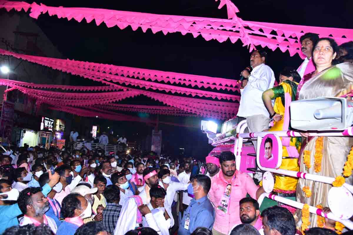 టీఆర్ఎస్ మహబూబాబాద్ జిల్లా అధ్యక్షురాలిగా కవిత ప్రమాణ స్వీకారం.. పాల్గొన్న మంత్రులు