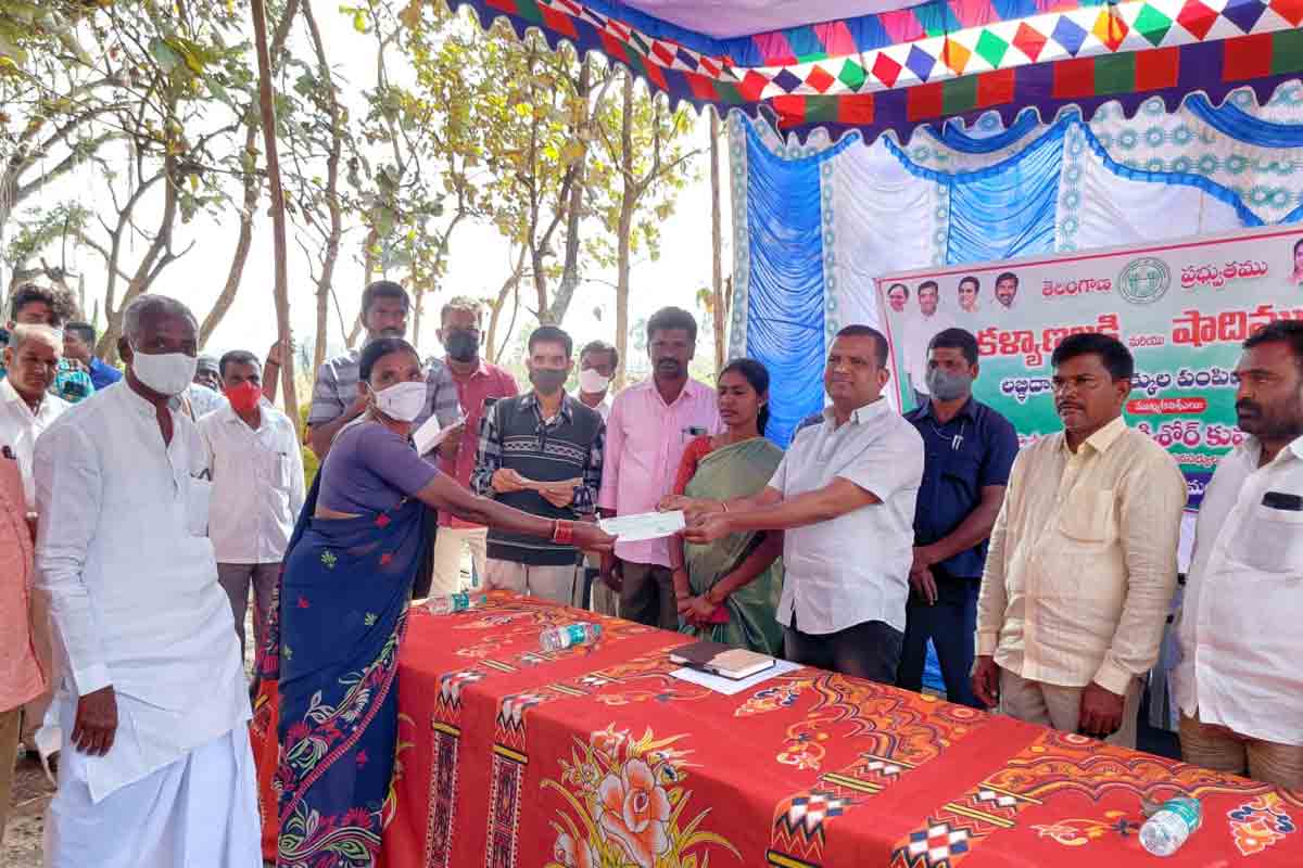 కల్యాణ లక్ష్మి పథకం పేదింటి అడ పిల్లలకు వరం : ఎమ్మెల్యే కిషోర్ కుమార్