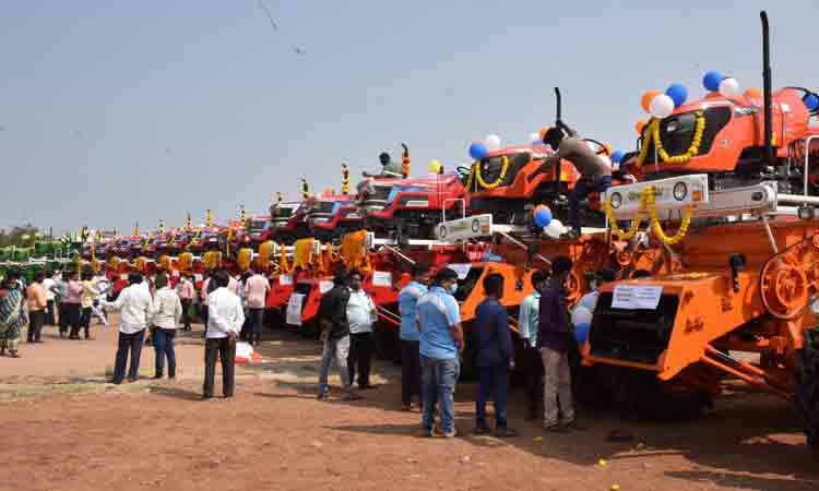 దళితబంధు వాహనాలు వచ్చినయ్‌