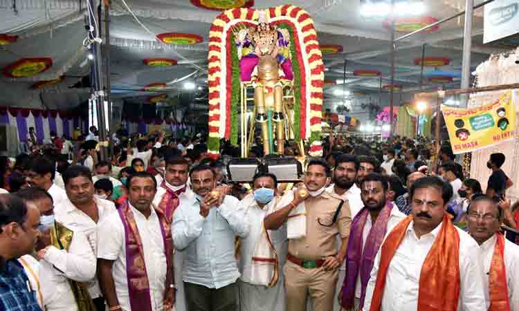 అట్టహాసంగా ఎదుర్కోలు