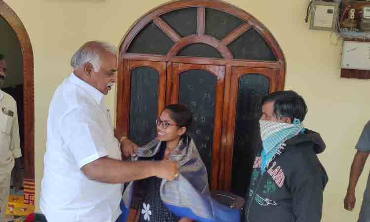 నీ చదువు నా బాధ్యత..ధైర్యంగా ఉండు బిడ్డ