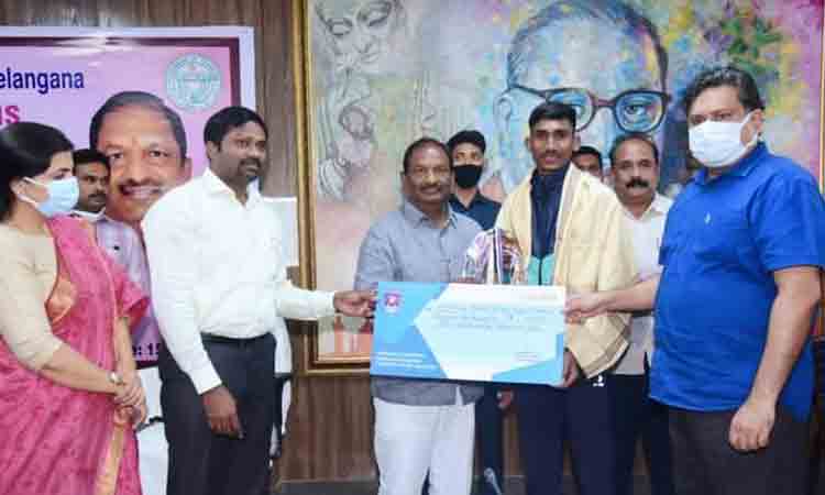 జాతీయ స్థాయిలో పతకాలు సాధిస్తున్న ప్రణయ్‌..సన్మానించిన మంత్రి కొప్పుల