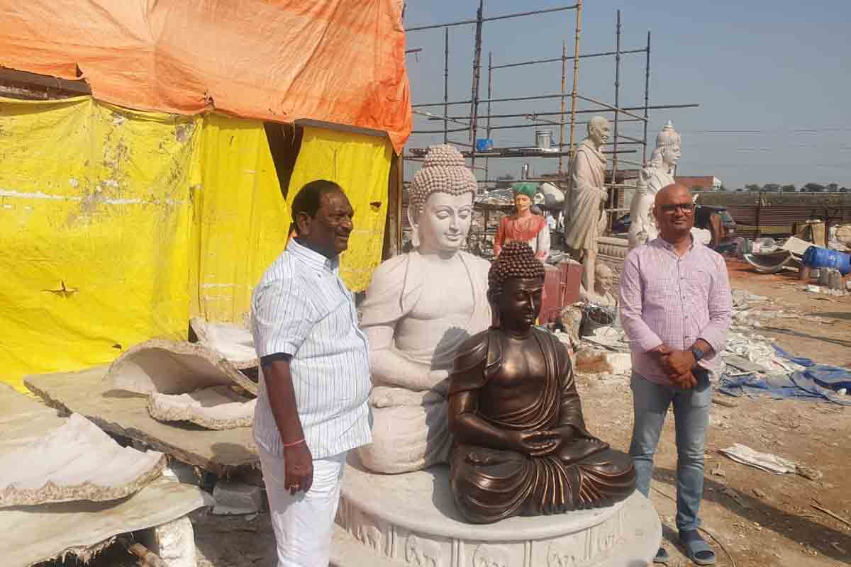 మహనీయుల విగ్రహాల తయారీ స్టూడియోలను సందర్శించిన మంత్రి కొప్పుల