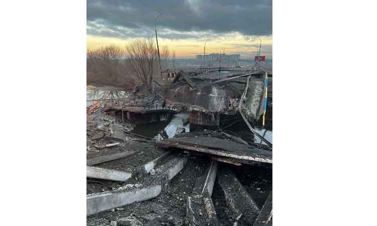 కీవ్‌ స‌మీపంలో బ్రిడ్జ్‌ను పేల్చేసిన ఉక్రెయిన్‌.. ఎందుకంటే