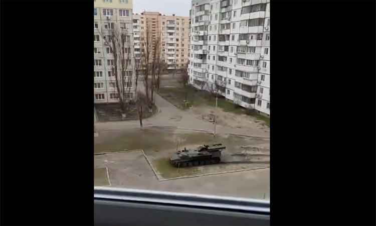 కీవ్‌లోకి ర‌ష్యా బ‌ల‌గాలు.. యుద్ధ ట్యాంక్‌ల‌తో ప‌హారా