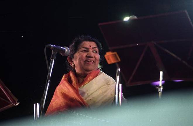 ల‌గ్ జా గ‌లే.. హ్యాట్సాప్ ల‌తాజీ