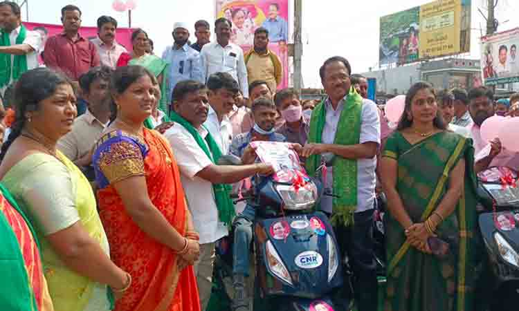 CM KCR Birthday | స్కూటీలను పంపిణీ చేసిన ఎమ్మెల్యే లక్ష్మారెడ్డి