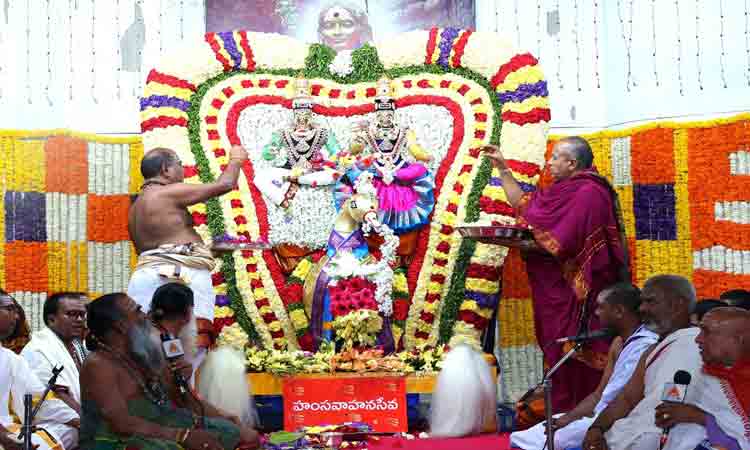 హంసవాహనాధీశుడైన శ్రీశైలేశుడు