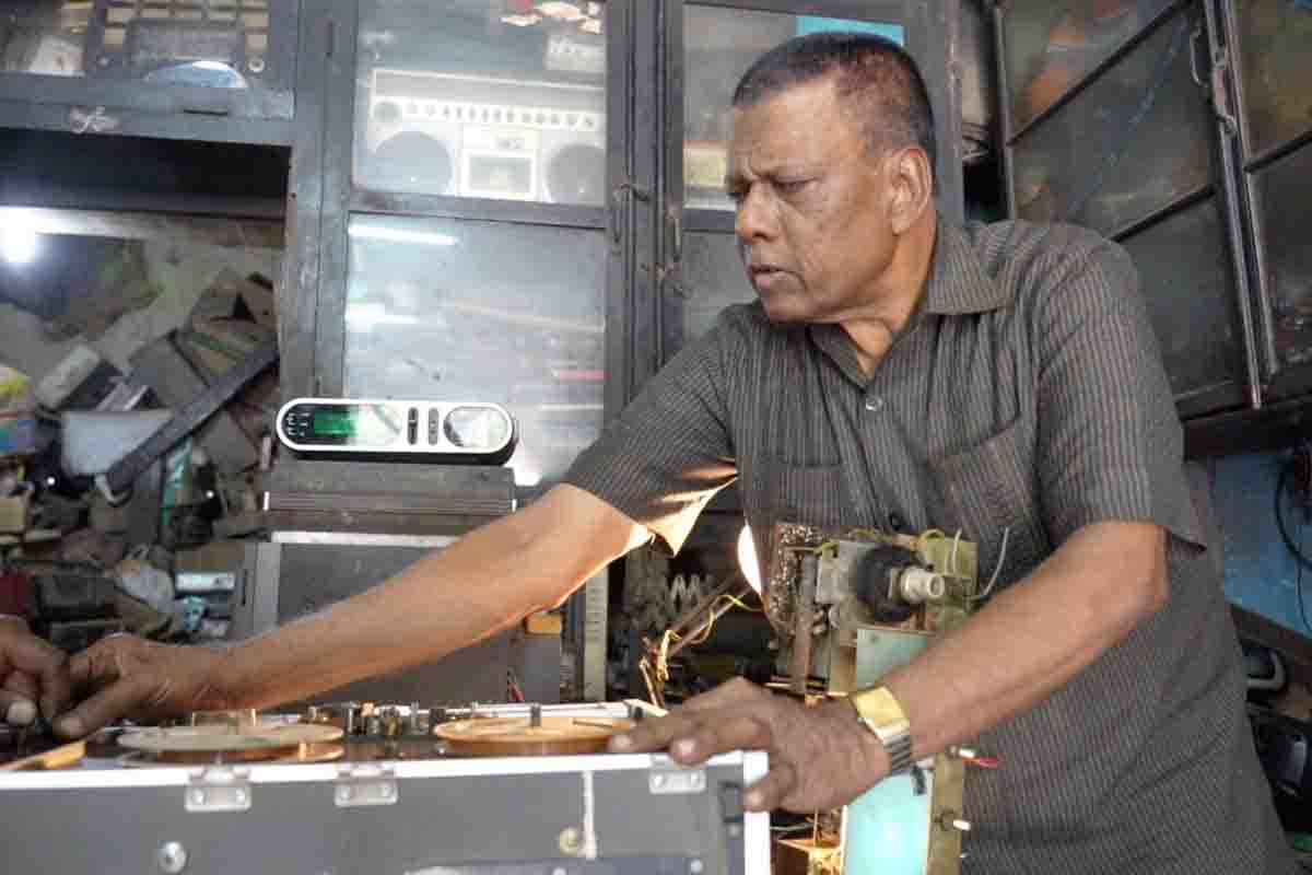 MAHABOOB RADIO SERVICE: అతిపురాత‌న రేడియోలను కూడా రిపేర్ చేసే ఏకైక‌ సెంట‌ర్‌!!