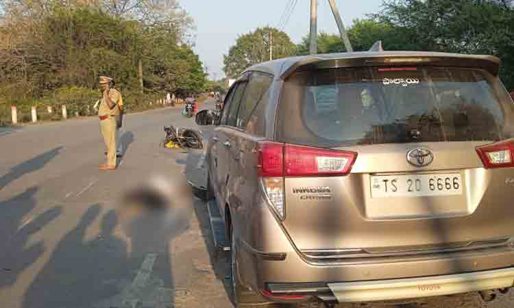 అతివేగంగా బైక్‌ను ఢీకొట్టిన కారు.. భార్యాభ‌ర్త‌లు మృతి