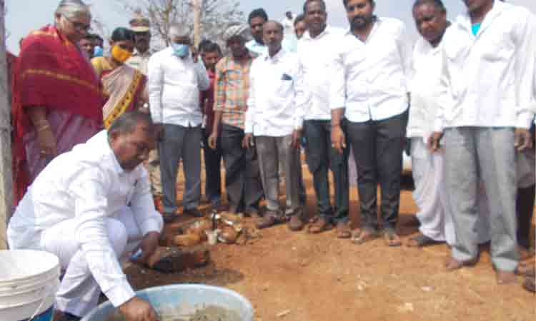 సీసీ రోడ్లను వెంటనే పూర్తి చేయాలి : ఎమ్మెల్యే మాణిక్‌ రావు