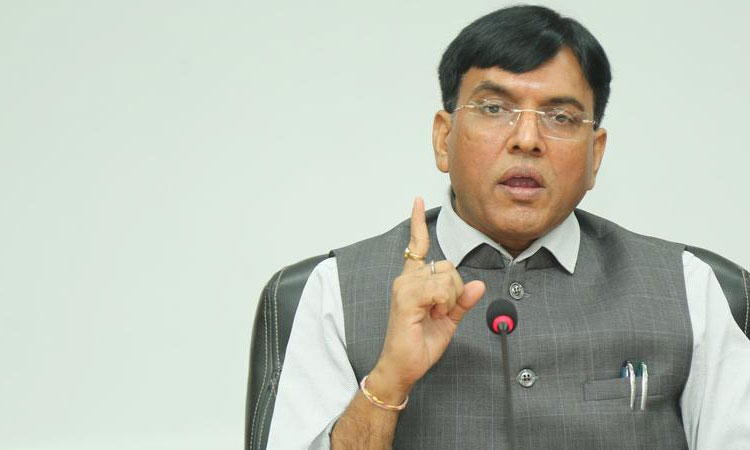 నిపుణుల సిఫార్సు త‌ర్వాతే 5 నుంచి 15 సంవ‌త్స‌రాల వారికి టీకా : మ‌న్సుఖ్ మాండ‌వీయ