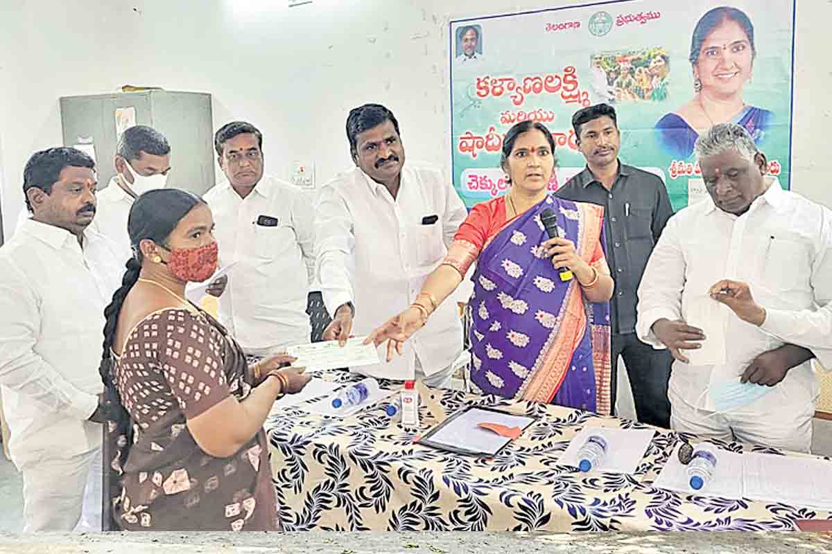 పేదల సొంతింటి కల నెరవేరుస్తాం
