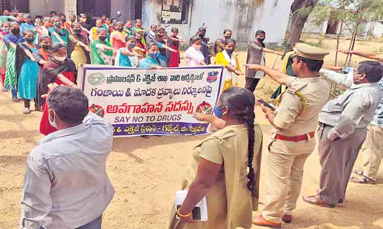మాదక ద్రవ్యాలకు దూరంగా ఉండాలి