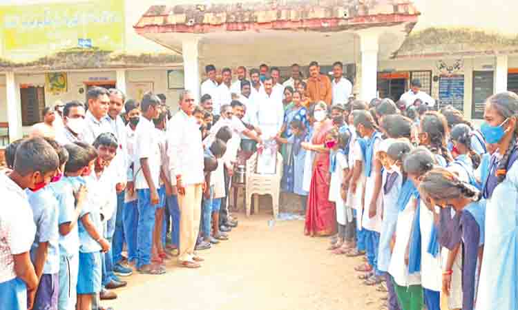 ప్రభుత్వ పాఠశాలలో క్షీరాభిషేకం