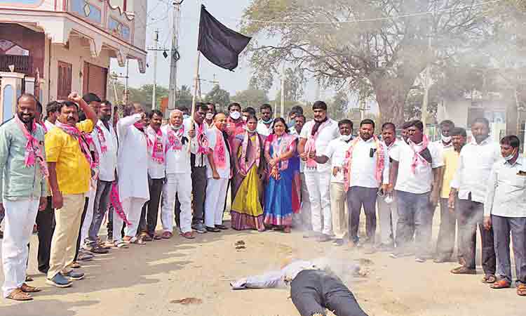 తెలంగాణ ప్రజలకు మోదీ క్షమాపణలు చెప్పాలి