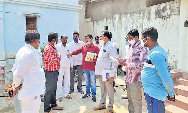 పాపన్నపేట మండలంలో కేంద్ర బృందం పర్యటన