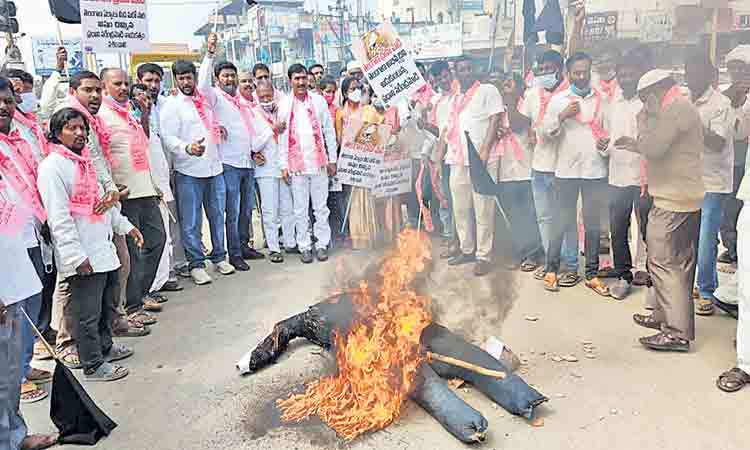 వెల్లువెత్తిన నిరసనలు