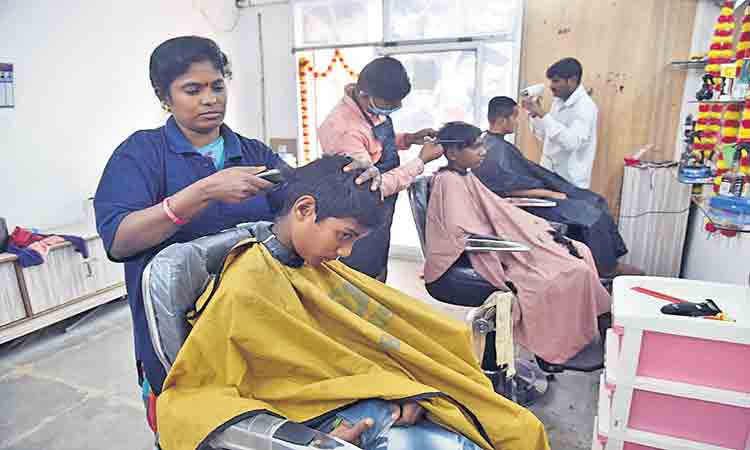 సిద్దిపేట జిల్లాలో సెలూన్‌ నడిపిస్తున్న లావణ్య