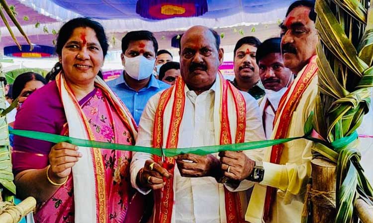 సీఎం కేసీఆర్‌ ఆర్టీసీని నిలబెట్టారు : మంత్రి సత్యవతి