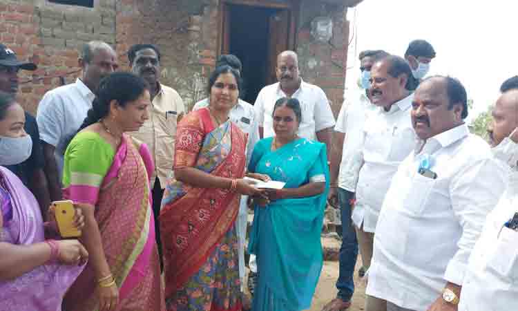 ఆ పథకాలతో సీఎం కేసీఆర్‌ పేదల హృదయాల్లో నిలిచారు  : ఎమ్మెల్యే పద్మాదేవేందర్‌రెడ్డి