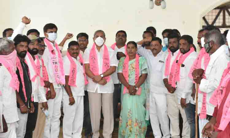 టీఆర్‌ఎస్‌లోకి వలసల జోష్‌.. ఎమ్మెల్యే రమేశ్‌బాబు సమక్షంలో భారీగా చేరికలు