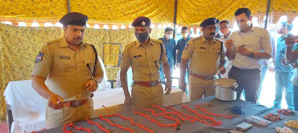 మందుపాతరలను నిర్వీర్యం చేసిన పోలీసులు