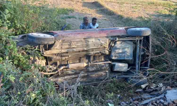 లక్నవరం వద్ద కారు బోల్తా..తప్పిన ప్రమాదం