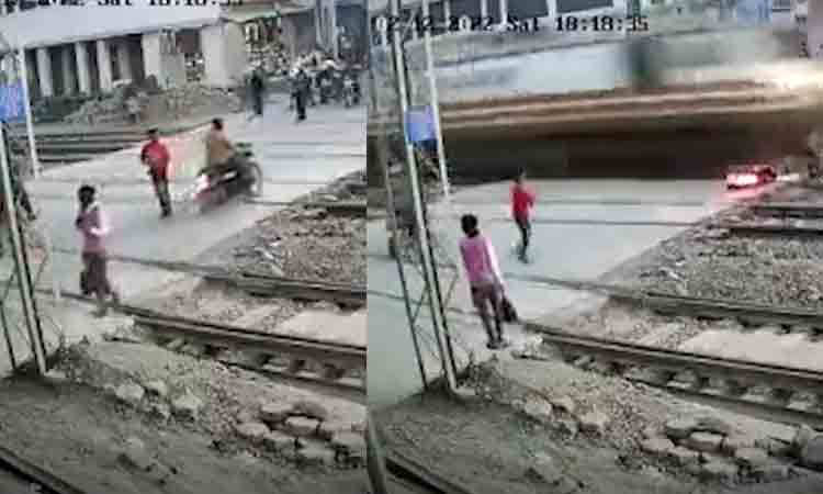 ట్రెయిన్ వ‌స్తున్నా.. క్రాసింగ్‌ గేట్ దాటి బైక్‌ పోనిచ్చాడు.. ఆ త‌ర్వాత ఏమైందంటే? వైర‌ల్ వీడియో