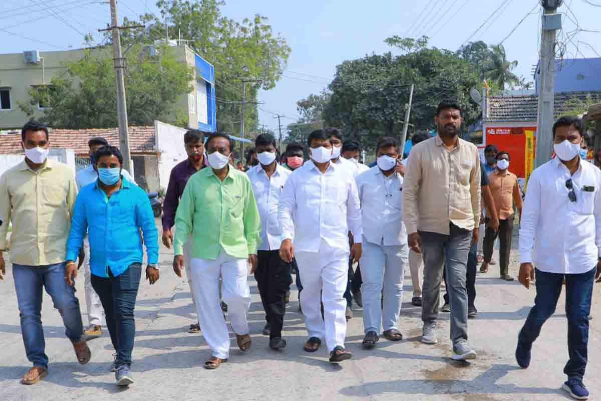 రోడ్డు విస్తరణ పనులను పరిశీలించిన ఎమ్మెల్యే నన్నపునేని నరేందర్