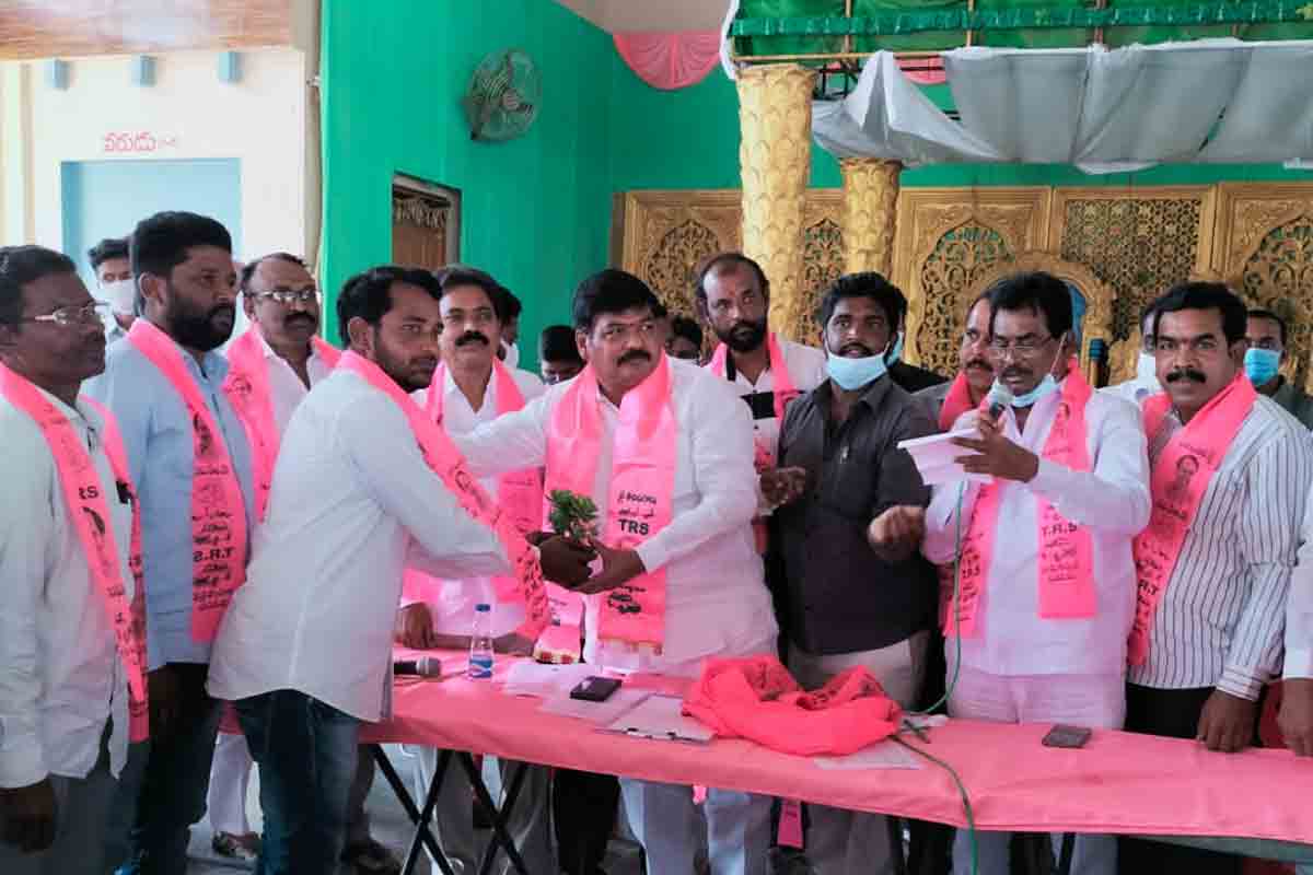 ఎమ్మెల్యే నరేందర్‌ సమక్షంలో టీఆర్‌ఎస్‌లో చేరికలు