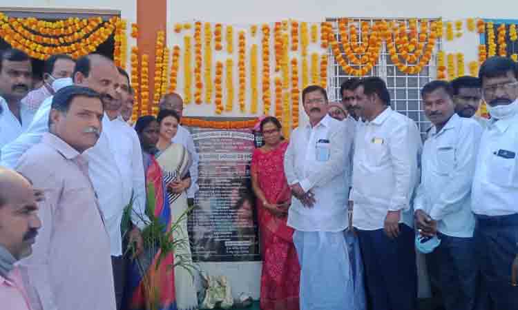 నాణ్యమైన విద్య అందించడమే సీఎం కేసీఆర్‌ సంకల్పం : మంత్రి నిరంజన్‌రెడ్డి