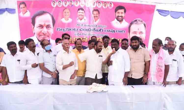 CM KCR, Birthday |  నల్లగొండ ప్రభుత్వ దవాఖానలో అన్నదానం..