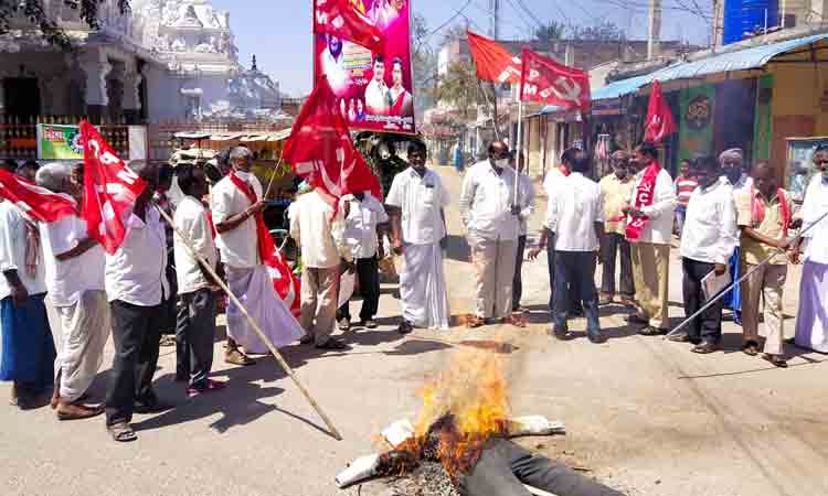 కేంద్ర ప్రభుత్వంపై కార్మిక సంఘాల ఆగ్రహం