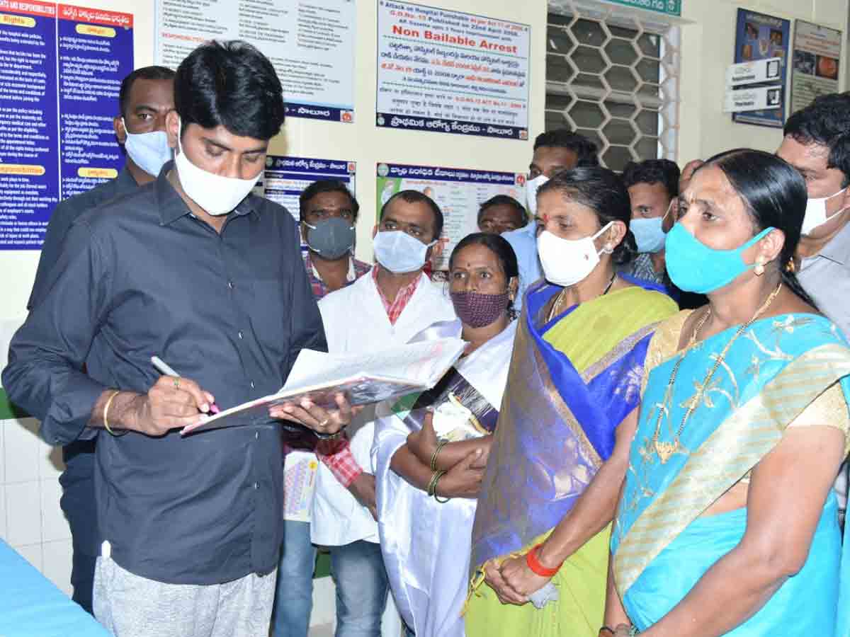 పీహెచ్‌సీని ఆకస్మికంగా తనిఖీ చేసిన కలెక్టర్..సీనియర్ అసిస్టెంట్ సస్పెన్షన్