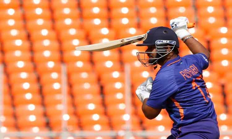 త్వ‌ర‌త్వ‌ర‌గా పంత్‌, కోహ్లీ ఔట్‌..