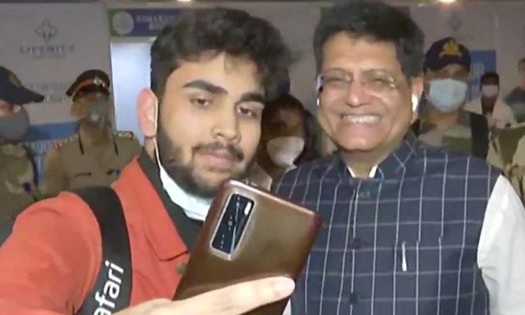 మాతృభూమికి స్వాగ‌తం.. ఉక్రెయిన్ నుంచి ముంబైకి క్షేమంగా చేరుకున్న 219 మంది భార‌తీయులు