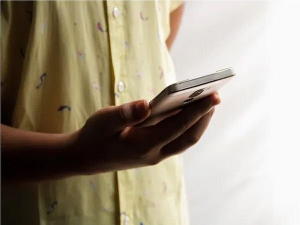 మ‌హిళా ప్రొఫెస‌ర్‌కు అశ్లీల వీడియోలు పంపుతూ..ఆపై వీడియో కాల్స్‌తో వేధింపులు!