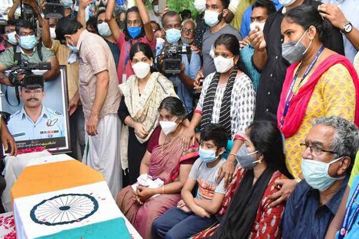 ఆర్మీ హెలికాప్ట‌ర్ ప్ర‌మాదంలో మృతిచెందిన ఆఫీస‌ర్.. ఇవాళ విధుల్లో చేరిన ఆయ‌న భార్య