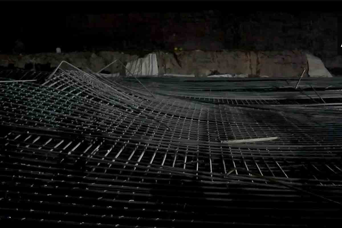 పుణెలో నిర్మాణంలో ఉన్న భవనం కూలి ఐదుగురు దుర్మరణం