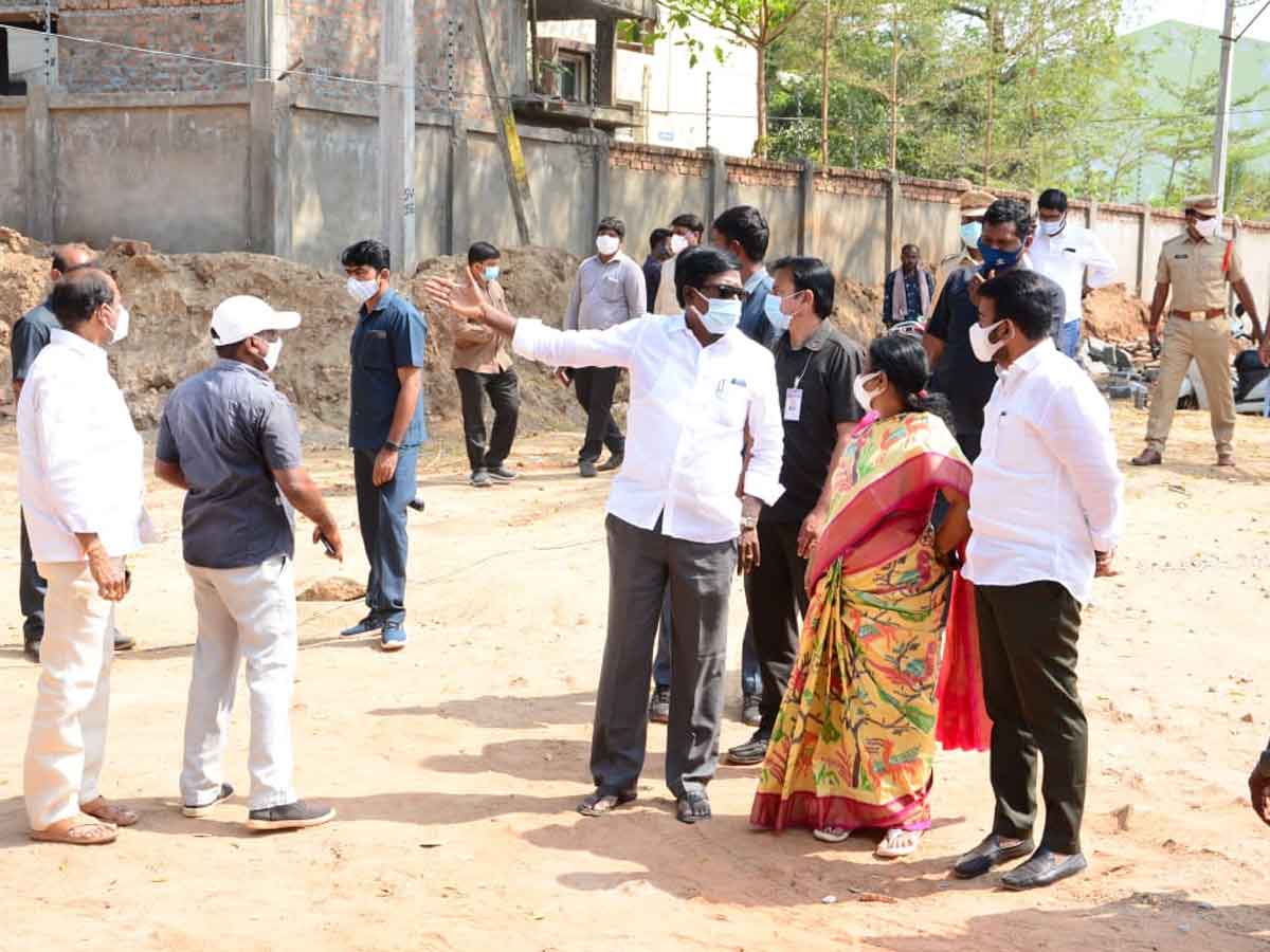 మార్కెట్ నిర్మాణ పనులను పరిశీలించిన మంత్రి పువ్వాడ..